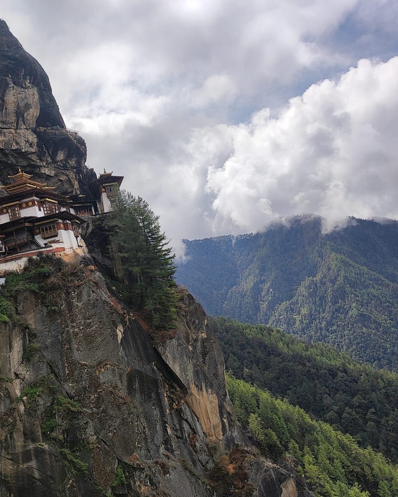 Bhutan: Klöster an Felswänden